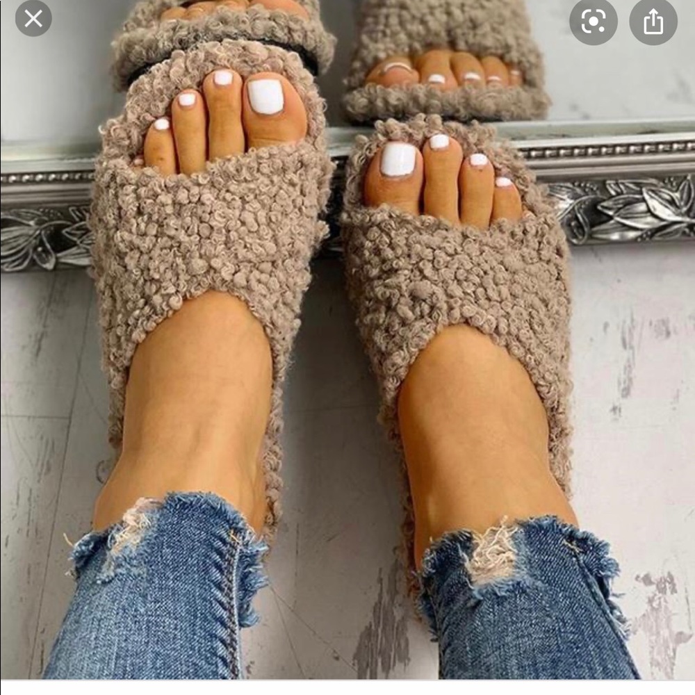 Fluffy cozy slides. Women’s size 9.